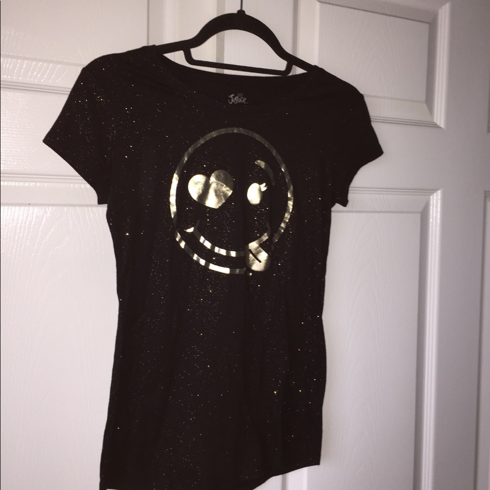 A short sleeve shirt